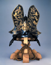 鉄地黒漆塗葵紋に虫尽し平蒔絵張懸変り兜	伝 徳川家康（1542―1616）所用　桃山時代