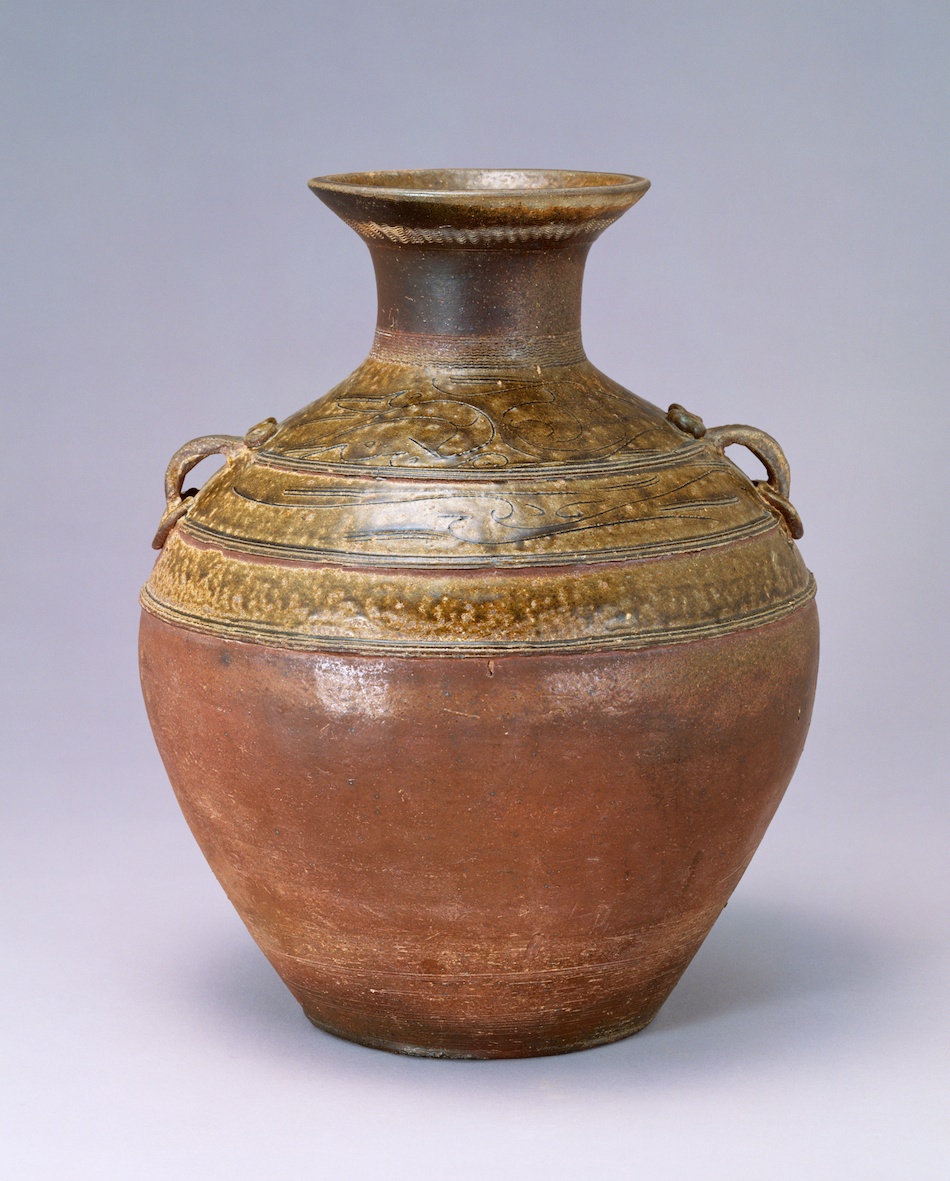 大きな茶色の陶器の壺 大きな茶色の陶器の壺